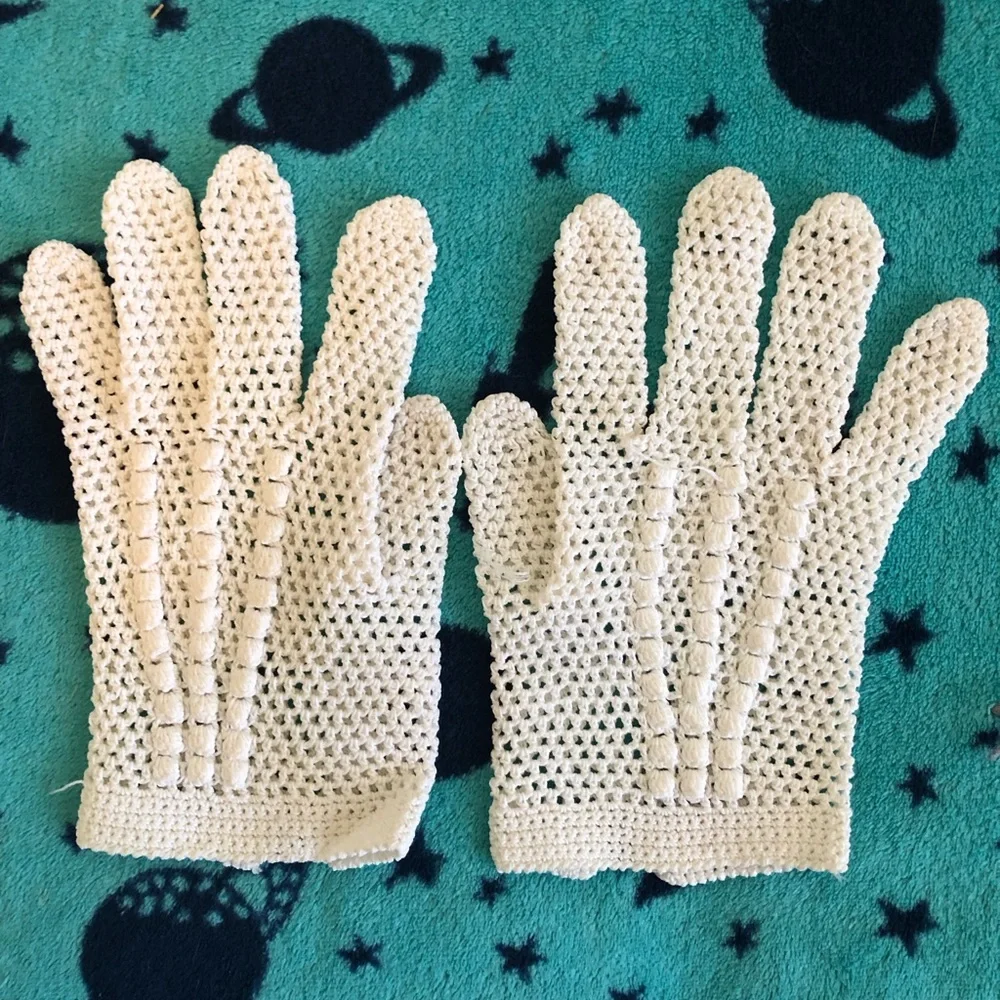 VTG cotton crochet creme gloves best fits small to medium size hands